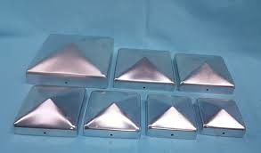 Ferforje 3 İnç Kare Metal Çit Sonrası Kapakları 1-3 / 8 &quot;Siyah Altın Metal Üçgen
