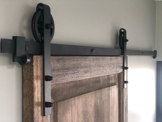 6.6FT Tek Ahşap Kayar Ahır Kapı Donanımı Temel Siyah Büyük Konuştu Tekerlek Makaralı Kiti
